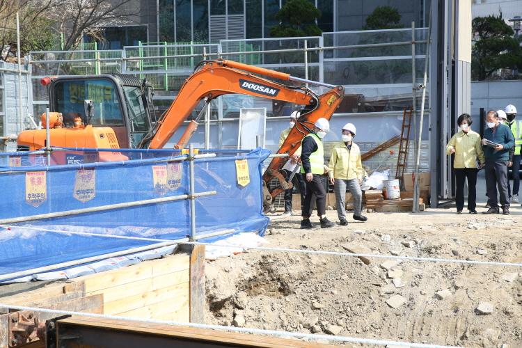 2021년 해빙기 재난 취약시설 안전점검_구파발역 2번출구 에스컬레이터 공사현장 이미지